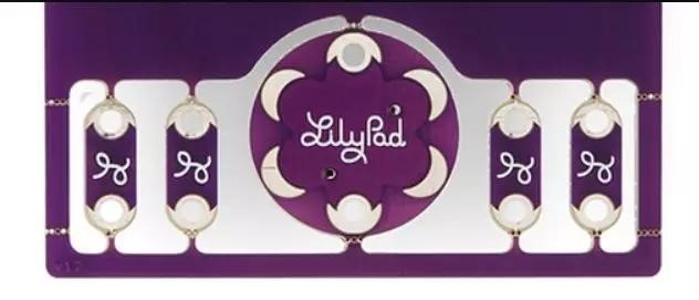 左面是插件焊盤，右面是貼片焊盤