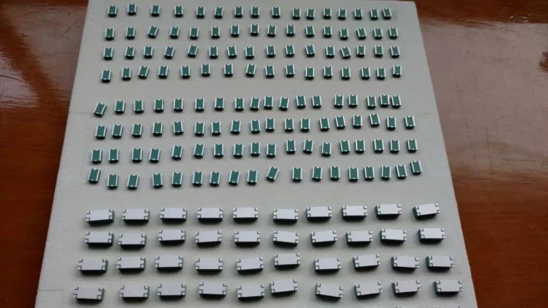 (a) SIW結(jié)構(gòu)濾波器實物照片；(b) SIW濾波器結(jié)構(gòu)示意圖；(c) 濾波器測試端口照片；(d) 實測結(jié)果與仿真結(jié)果對比