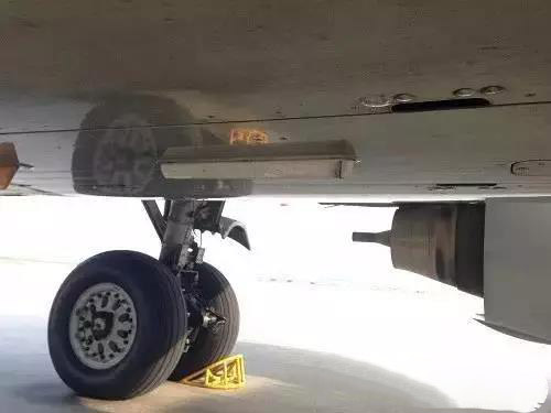 指點(diǎn)信標(biāo)天線在飛機(jī)機(jī)體底部。