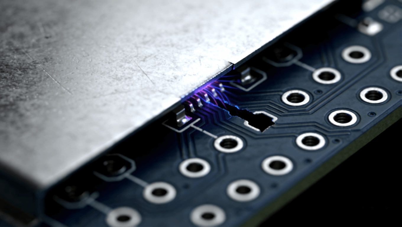 高頻PCB接地過孔陣列與屏蔽罩接合處，表現(xiàn)接地連續(xù)性與屏蔽泄漏